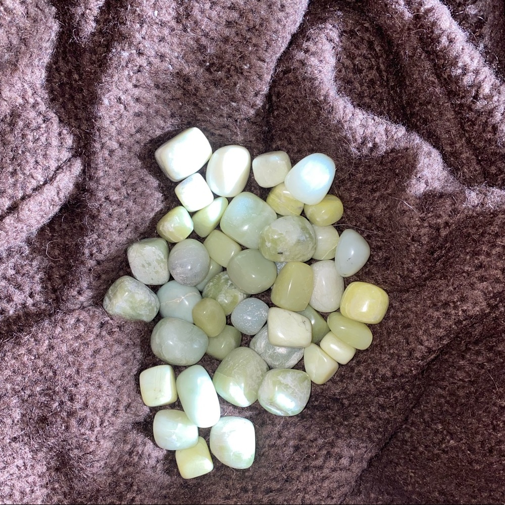 Assorted small tumbled jade stones
